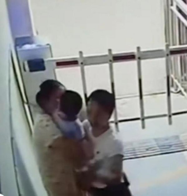 点搭网配资 湖南女子强搂亲吻1岁多男孩，男童当晚高烧确诊水痘，男孩妈妈账号更新：已和解