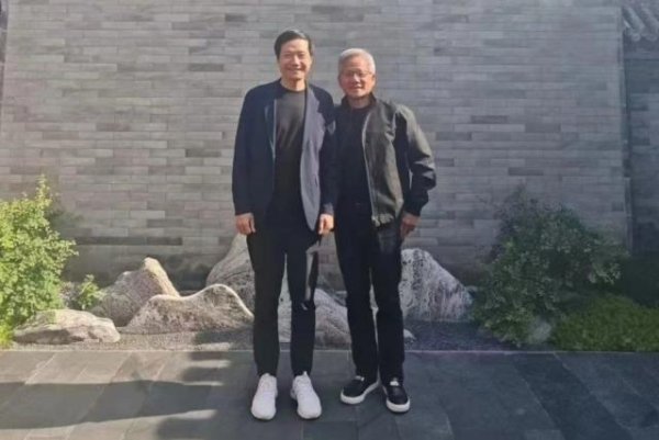集采优配 黄仁勋与雷军亲密合影曝光，今年第三次来华