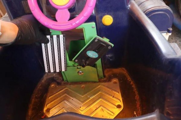 鑫配资官网 两男子酒后撬坏2台儿童摇摇车，盗走100多枚硬币，被抓后直言后悔